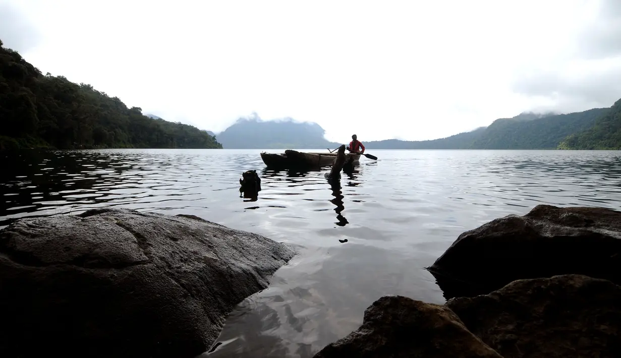 Danau Gunung Tujuh terletak di Kabupaten Kerinci atau tepatnya di Desa Pelompek, Kecamatan Ayu Aro, Jambi. Gunung Tujuh termasuk dalam Taman Nasional Kerinci Seblat yang merupakan Situs Warisan Dunia UNESCO, (17/5/2015). (Liputan6.com/Helmi Fithriansyah)