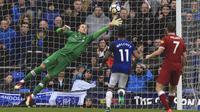Aksi kiper Liverpool, Loris Karius menahan tendangan jarak dengan pemain Everton, Theo Walcott di Goodison Park. (Peter Byrne/PA via AP)
