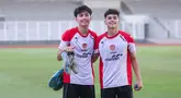Timothy Baker dan Mathew Baker berpose setelah mengikuti sesi latihan Timnas Indonesia U-20 di Stadion Madya, Jakarta, Rabu (15/1/2025). (Bola.com/M Iqbal Ichsan)
