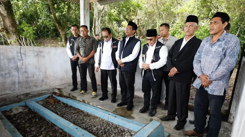 Cawapres nomor urut tiga, Mahfud MD, bertandang ke wilayah paling Barat Indonesia, Kota Sabang, Aceh. Mahfud menyempatkan untuk berziarah ke makam ulama yang menyiarkan ajaran agama Islam, Tengku Pasi yang masuk dalam Keramat Aulia 44 (Istimewa)