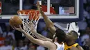 Pebasket Oklahoma City Thunder, Alex Abrines, berusaha memasukkan bola saat melawan Utah Jazz pada gim kedua play-off NBA Wilayah Barat, Rabu (18/4/2018). Jazz menang 102-95 atas Thunder. (AP/Sue Ogrocki)