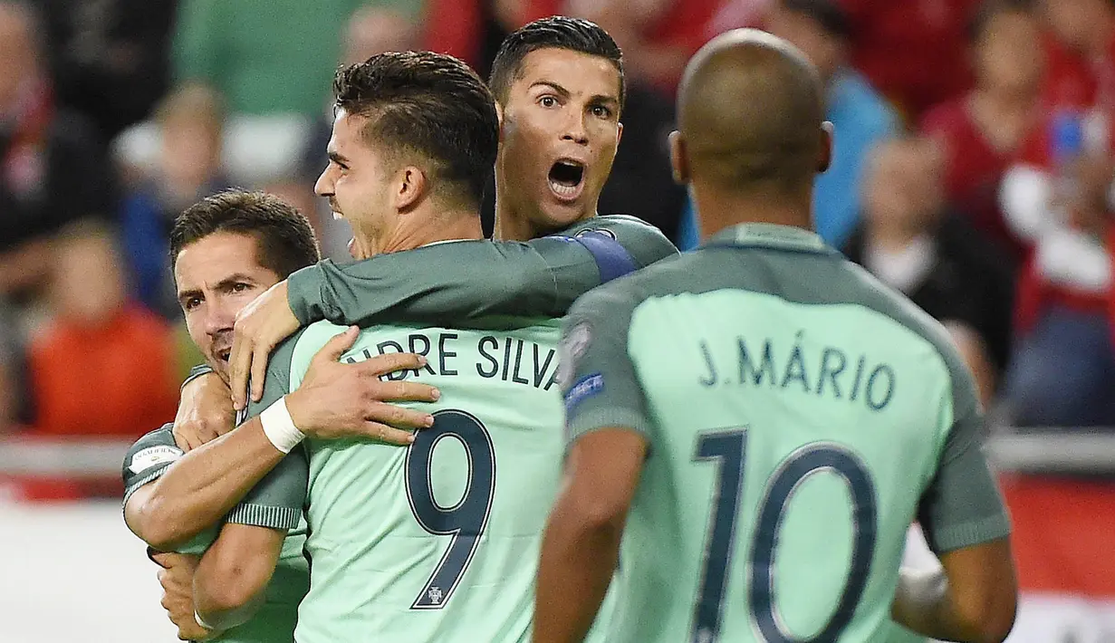 Portugal - Pasukan Fernando Santos memang layak diunggulkan pada Euro 2020 lantaran status mereka sebagai juara bertahan. Sosok Cristiano Ronaldo diprediksi masih bisa bicara banyak dan mampu membawa negaranya kembali menjadi juara. (AP/Tamas Kovacs)