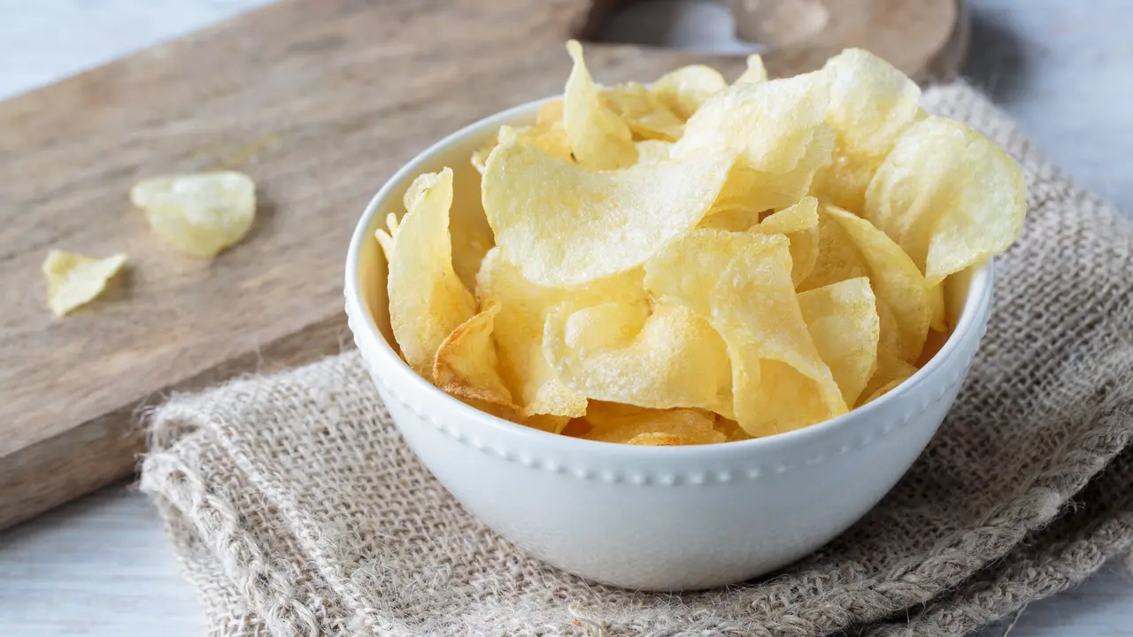 4 Cara Membuat Keripik Kentang Ala Rumahan yang Renyah dan Gurih