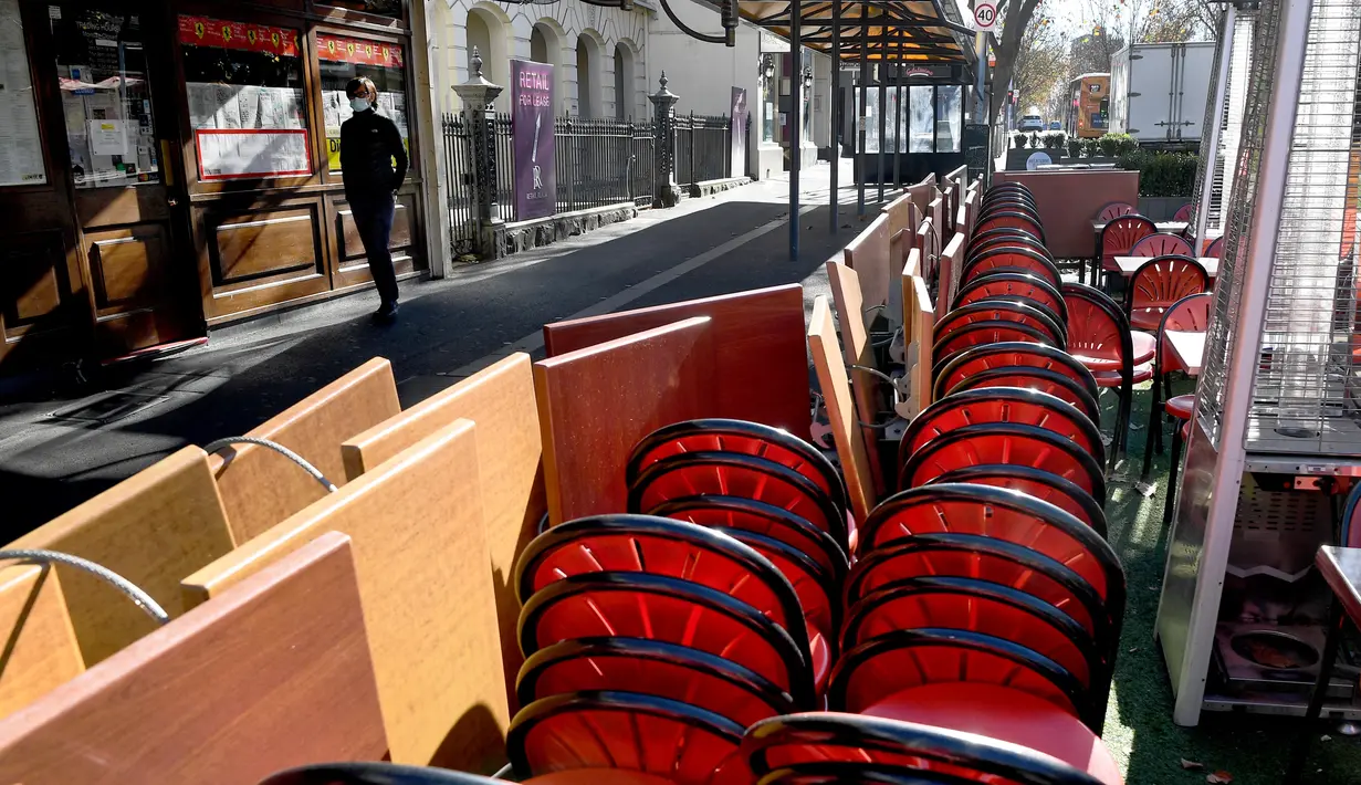 Meja dan kursi ditumpuk di kafe dan restoran Lygon Street di Melbourne, Rabu (2/6/2021). Pelaksana tugas Menteri Utama Victoria James Merlino mengumumkan lockdown akan diperpanjang tujuh hari lagi, setelah ada enam kasus baru menjadikan total 60 kasus positif hingga Rabu (2/6). (William WEST / AFP)