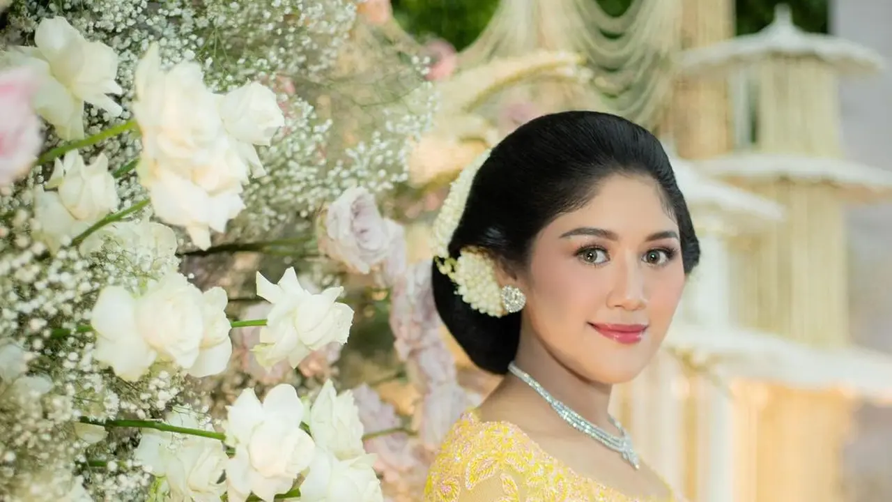 6 Potret Anggun Bumil Erina Gudono dengan Kebaya Kuning Cerah saat Lakoni Prosesi Tingkeban di Istana Negara Bogor