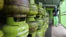 Karyawan menyemprotkan cairan disinfektan ke tabung gas ukuran 3 kg di Agen LPG 3 kg, Bojongsari, Depok, Senin (4/5/2020). Penyemprotan diharapkan dapat memberikan keamanan dan kenyamanan para pelanggan sebagai upaya pencegahan penyebaran Covid-19. (Liputan6.com/Fery Pradolo)