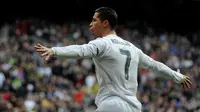 Bintang Real Madrid, Cristiano Ronaldo, usai mencetak gol ke gawang Sporting Gijon, pada laga lanjutan La Liga, di Santiago Bernabeu, Minggu (17/1/2016). (AFP/Pedro Armestre)
