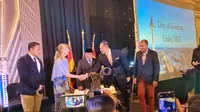 Potret pemotongan kue dalam acara perayaan Hari Penyatuan Jerman di Kempinski Grand Ballroom Jakarta. (Liputan6/Erina Putri)