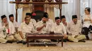 Ketum Partai Gerindra Prabowo Subianto (tengah) mengumumkan calon Gubernur Jawa Tengah di Rumah Kertanegara, Jakarta, Rabu (13/12). Prabowo secara resmi mengajukan Sudirman Said sebagai calon gubernur Jawa Tengah 2018 - 2023. (Liputan6.com/Faizal Fanani)