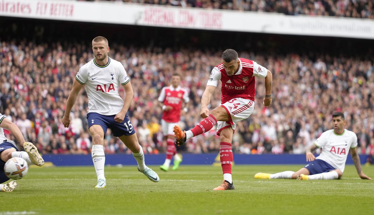 Unggul jumlah pemain membuat Arsenal makin leluasa menekan pertahanan Tottenham Hotspur untuk mencari gol tambahan. Gol ketiga pun lahir lewat sepakan kaki kiri Granit Xhaka dari dalam kotak penalti usai menerima umpan Gabriel Martinelli. (AP/Kirsty Wigglesworth)