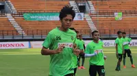 Rishadi Fauzi belum tahu apakah bertahan di Persebaya Surabaya atau tidak. (Liputan6.com/Dimas Angga P)