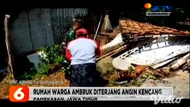 Cuaca ekstrem pergantian musim hujan ke musim kemarau terjadi di sejumlah wilayah di Jawa Timur. Seperti yang terjadi di Pasuruan, pohon besar di tepi jalan tumbang diterjang angin kencang hingga menimpa sebuah mobil penumpang umum.