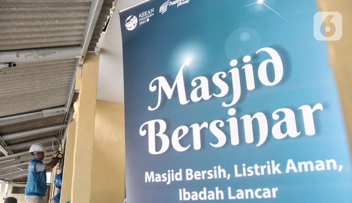 Dalam menyambut Ramadan, Perusahaan Listrik Negara Unit Induk Distribusi (PLN UID) Jakarta Raya bersama PT Haleyora Power melakukan program Masjid Bersinar, Masjid Bersih, Listrik Aman Ibadah Lancar seperti pengecakan instalasi listrik. (merdeka.com/Iqbal S. Nugroho)