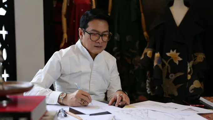 Rayakan HUT RI ke-75, Denny Wirawan Masih Tetap Setia dengan Batik Kudus di Koleksi Terbaru