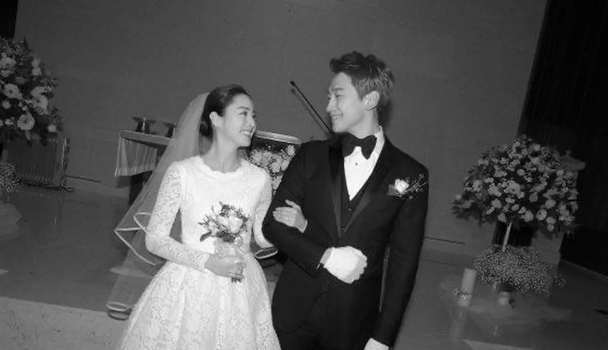 Bintang top Kim Tae Hee dan Rain menikah dalam upacara intim pada 19 Januari 2017. Dalam pernikahannya ini, pemain film Hi! Bye Mama ini merancang gaunnya sendiri dengan detail renda selutut yang menonjolkan kecantikan alaminya.  (Twitter/koreaboo).
