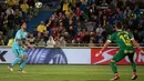 Pemain Barcelona, Luis Suarez melihat bola di depan kiper Las Palmas, Leandro Chichizola pada jornada ke-26 La Liga 2017-2018 di Estadio Gran Canaria, Kamis (1/3). Barcelona hanya memetik hasil imbang 1-1 dari tim papan bawah klasemen (DESIREE MARTIN/AFP)