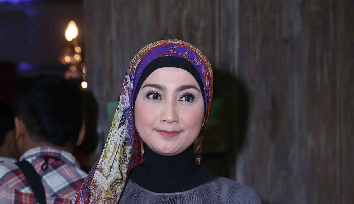 Pelantun ‘Tenda Biru’ ini berpendapat jika komunikasi dua arah antara dirinya dan sang anak lebih ampuh dibandingkan memberi peraturan-peraturan yang justru membuat anak merasa terkekang. (Nurwahyunan/Bintang.com)