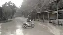 Abu menutupi jalan di Kabupaten Lumajang setelah letusan Gunung Semeru di Lumajang, Jawa Timur, Indonesia, Minggu (4/12/2021). Wakil Bupati Lumajang Indah Masdar melaporkan ada satu orang yang meninggal dunia akibat erupsi Gunung Semeru. (AP Photo)