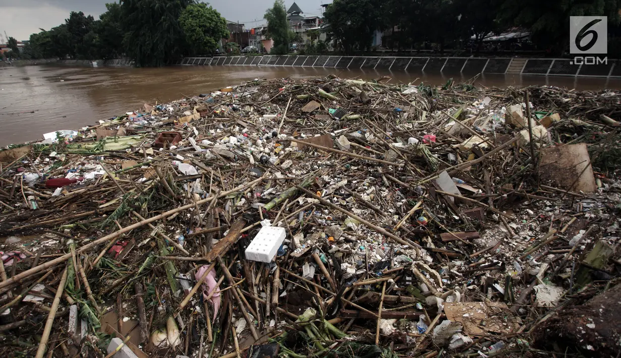 Penampakan tumpukan sampah yang menggunung di Jembatan Jalan KH Abdullah Syafei, Jakarta, Selasa (6/2). Beberapa petugas terpaksa lembur untuk mengangkut sampah dari sungai. (Liputan6.com/Arya Manggala)