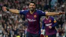 Penyerang Barcelona Luis Suarez berselebrasi setelah rekannya, Raphael Varane mencetak gol bunuh diri pada laga leg kedua semifinal Copa del Rey melawan Real Madrid di Stadion Santiago Bernabeu, Rabu (27/2). Barcelona menang telak 3-0. (AP/Andrea Comas)