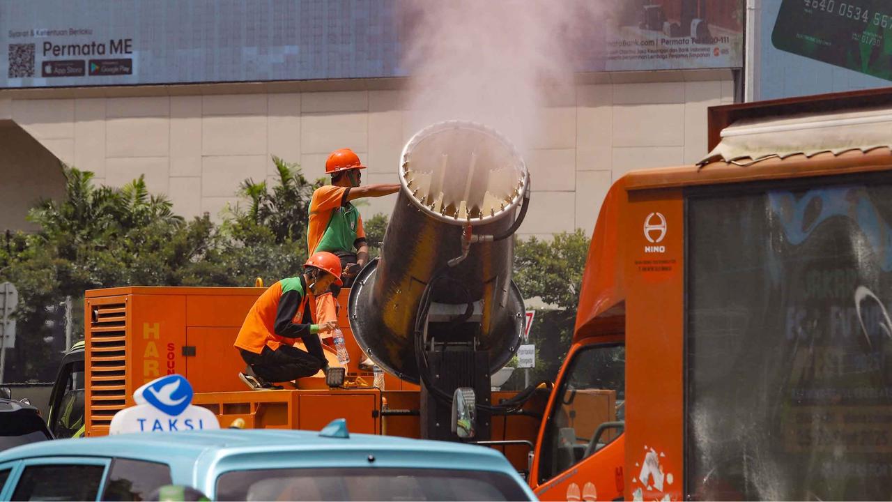 FOTO:  Ribuan Liter Water Mist Disemprotkan untuk Kurangi Polusi Jakarta
