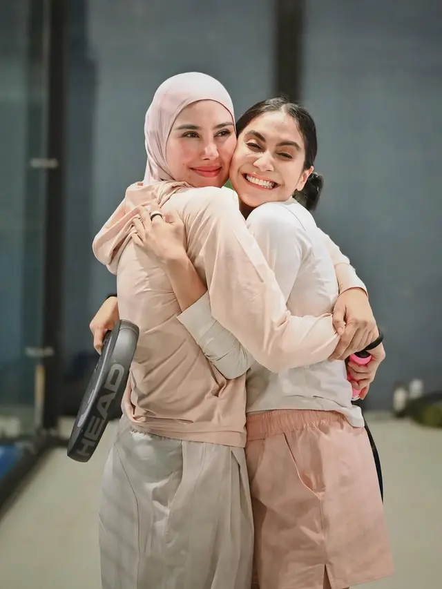 Potret Syahnaz Sadiqah Main Padel Bareng Caca Tengker/Instagram @syahnasz