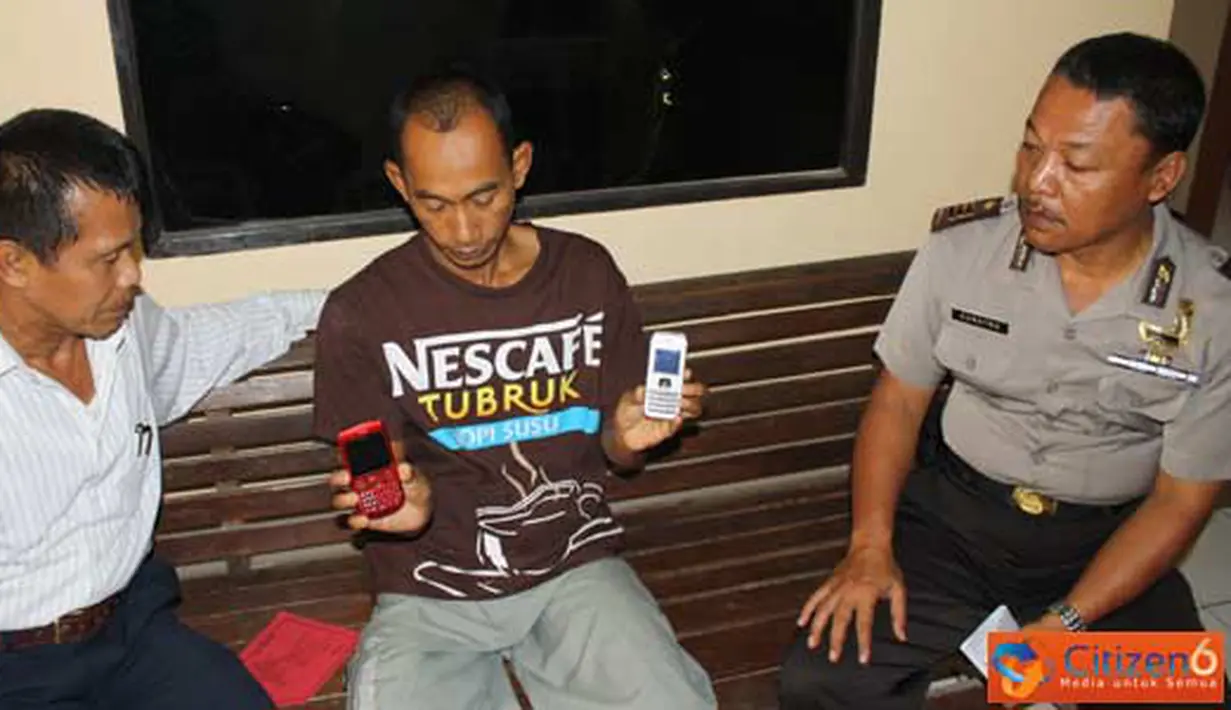 Citizen6, Kendal: Seorang pelaku pencurian telepon genggam bernama Dwi Surono (39) nyaris menjadi sasaran amukan massa setelah kepergok mencuri Handphone. Polisi menyita barang bukti berupa dua handphone, senin (30/5). (Pengirim: Ario Widiyanto) 
