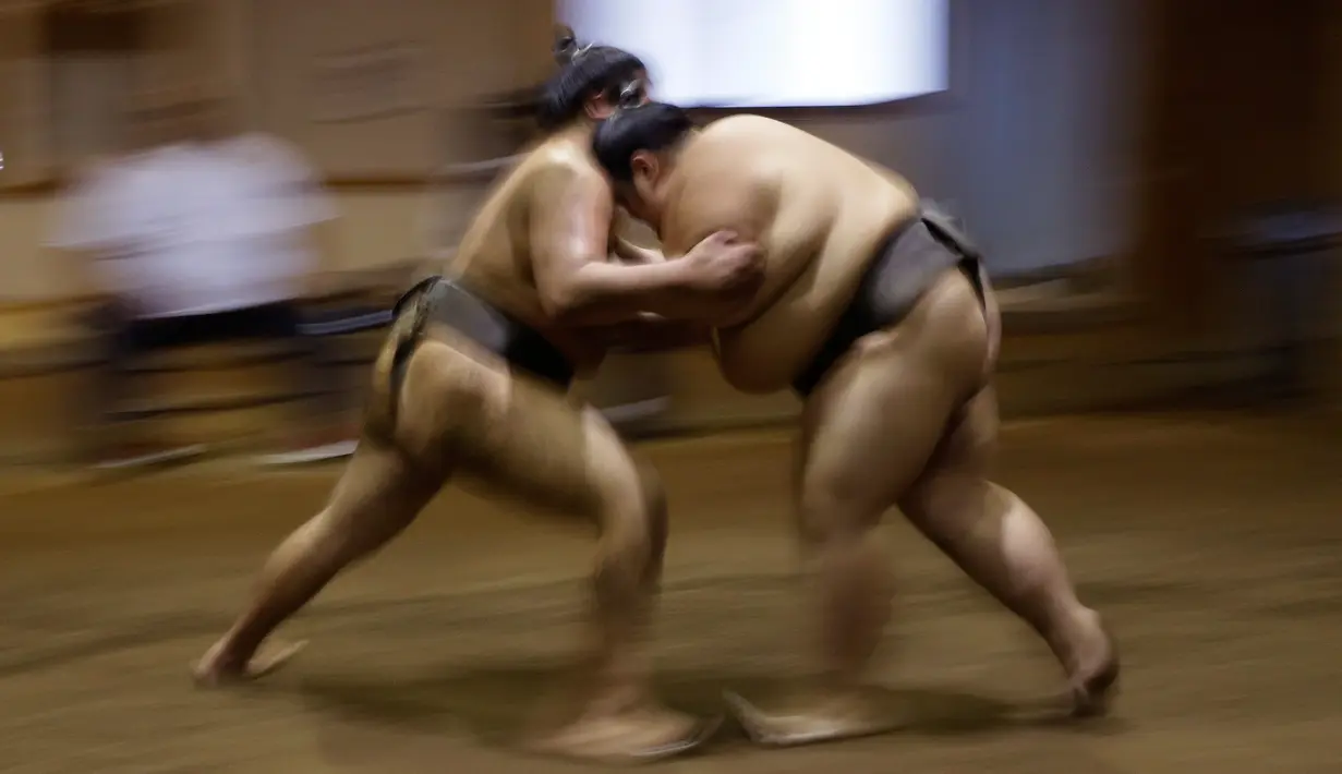 Pegulat sumo saling dorong saat berlatih di Musashigawa Sumo Stable di Beppu, Jepang, Jumat (18/10/2019). Sumo adalah olahraga tradisional Jepang. (AP Photo/Aaron Favila)