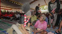 Calon presiden (capres) Ganjar Pranowo saat menemui warga Desa Waninggap Nanggo, Distrik Semangga, Merauke, Papua Selatan, Selasa (28/11/2023). (Liputan6.com/Nanda Perdana Putra)