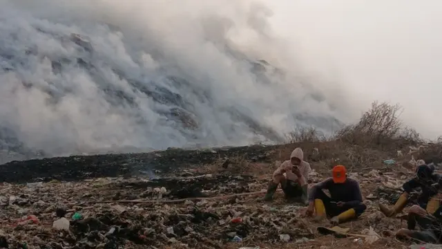 Petugas saat beristirahat setelah melakukan penanganan kebakaran di Tempat Pembuangan Akhir (TPA) Jatiwaringin, Mauk, Kabupaten Tangerang, Banten.