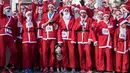 Sejumlah peserta berpakaian Santa Claus bersiap mengikuti perlombaan lari tradisional Santa Claus Tahun Baru di Skopje, (24/12) (AFP Photo / Robert Atanasovki)