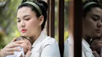 Baru Melahirkan, Vicky Shu Dipingit 40 Hari