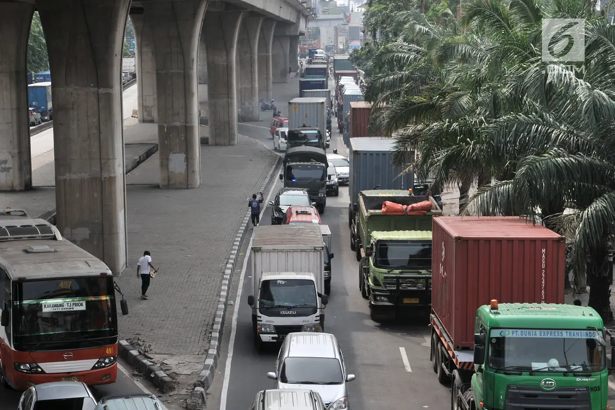 Semrawut Kemacetan Truk Kontainer di Tanjung Priok