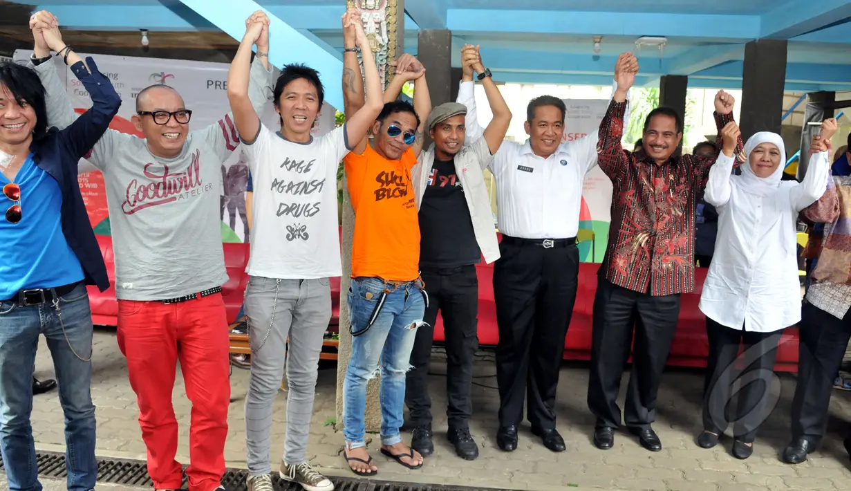 Slank dan segenap pendukung konser bertajuk "Drugs Free Asia-Afrika" berfoto bersama di Potlot, Duren Tiga, Jakarta Selatan, Senin (13/4/2015). Rencananya konser akan digelar di Monas pada Minggu (19/4). (Liputan6.com/Panji Diksana)