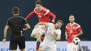 Pemain Rusia, Daler Kuzyayev (atas) berebut bola dengan pemain Spanyol, Asier Illarramendi pada laga persahabatan di St.Petersburg, Russia, (14/11/2017). Spanyol bermain imbang 3-3 lawan Rusia. (AP/Dmitri Lovetsky)