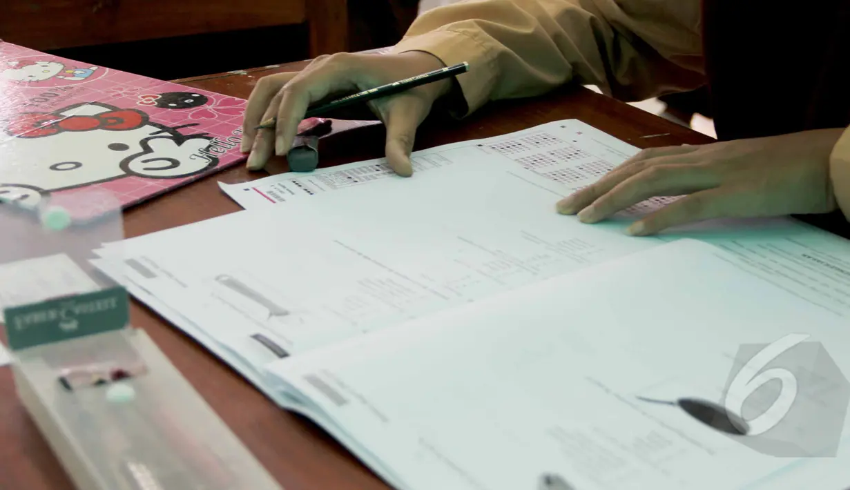 Tampak soal ujian Nasional (UN) secara Paper Base Test (PBT) atau manual saat dikerjakan oleh pelajar  di SMAN Luar Biasa 01 Jakarta, Rabu (15/4/2015). 10 siswa mengikuti Ujian Nasional di hari ke 3 ini. (Liputan6.com/Helmi Afandi)