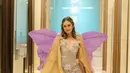 Nafa Urbach nggak kalah memukau mengenakan dress dengan detail motif bunga printing dan bunga 3D. Ia melengkapi penampilannya dengan sayap ungu dan headpiece. [@vickyshu]