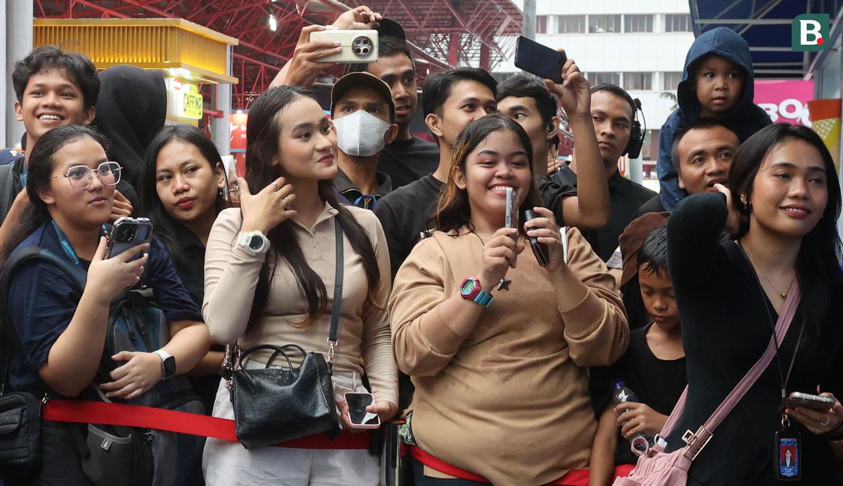 Sejumlah fans tampak antusias mengikuti acara Meet and Greet PSSI di Rumah Indofood Jakarta Fair 2024, Kemayoran, Jakarta, Kamis (4/7/2024). (Bola.com/M Iqbal Ichsan)
