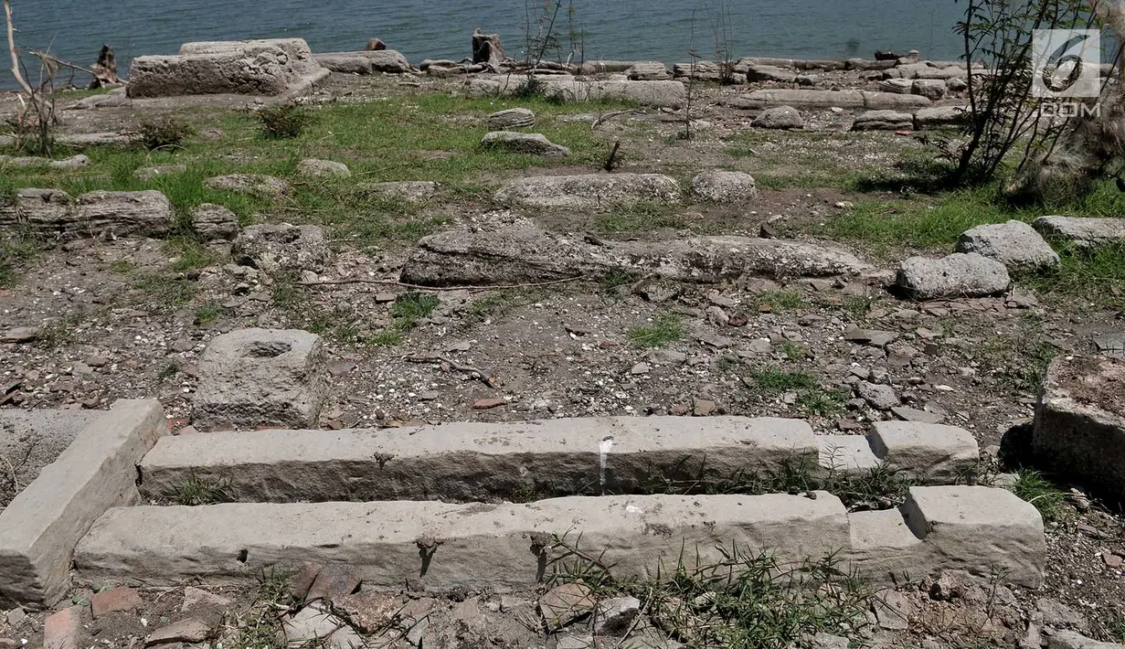 Kondisi kompleks makam lama yang muncul ke permukaan Waduk Gajah Mungkur di Wonogiri, Selasa (2/9/2019). Sejumlah makam milik warga yang rumahnya tergusur proyek pembangunan waduk pada tahun 1978-1980 itu hanya muncul setiap musim kemarau saat volume air waduk menyusut. (merdeka.com/Iqbal Nugroho)