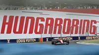 Pembalap Ferrari asal Inggris, Lewis Hamilton, berlaga pada sesi kualifikasi Formula Satu Grand Prix Hungaria di sirkuit Hungaroring di Mogyorod, dekat Budapest, Hungaria, pada 2 Agustus 2025. (Attila KISBENEDEK/AFP)