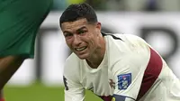 Penyerang Portugal Cristiano Ronaldo bereaksi setelah kehilangan peluang mencetak gol ke gawang Maroko pada pertandingan perempat final Piala Dunia 2022 kontra Maroko di Stadion Al-Thumama di Doha, Sabtu (9/12/2022). Kekalahan Portugal atas Maroko di perempat tampaknya telah membuat karir Ronaldo bagi timnas Portugal di turnamen empat tahun sekali itu habis. (AP Photo/Martin Meissner)