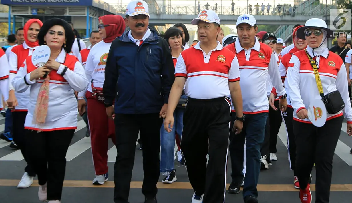 Kapolri Jenderal Polisi Tito Karnavian (tengah), Panglima TNI Hadi Tjahjanto (kedua kiri) dan Direktur Utama Bank BRI Suprajarto (kedua kanan) saat mengikuti jalan sehat dalam rangka HUT Bhayangkara ke-73 di kawasan silang Monas, Jakarta, Minggu (7/7/2019). (Liputan6.com/HO/Bayu)