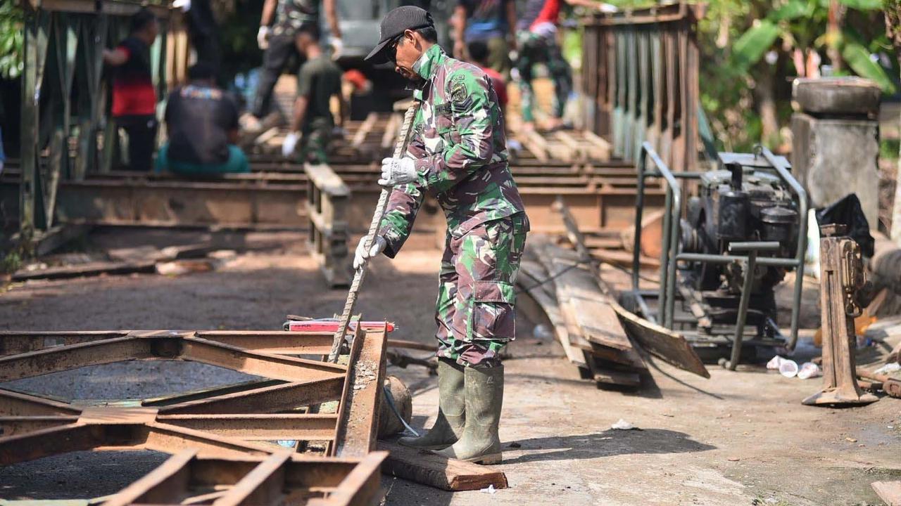 FOTO: Prajurit TNI AD Bahu Membahu Pasang Jembatan Bailey di Bireuen