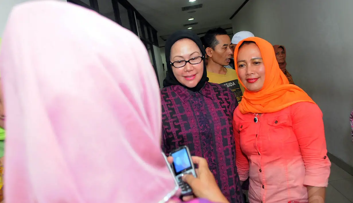Dalam sidang, Alinda Agustine mengakui pernah mengantar atasannya pergi ke Singapura dengan alasan buat berobat, Jakarta, Kamis (26/6/14). (Liputan6.com/Faisal R Syam) 