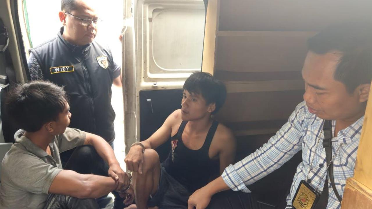 Aksi pembunuhan ini dilakukan ketika kedua korban D (30) dan DS (25) sedang tidur di dalam ruko.