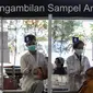 Calon penumpang saat menjalani tes antigen di Stasiun Pasar Senen, Jakarta, Senin (20/12/2021). Pelanggan yang tidak menerapkan protokol kesehatan sesuai ketentuan yang telah ditetapkan, tiketnya akan dibatalkan dan tidak diperkenankan melanjutkan perjalanan. (Liputan6.com/Johan Tallo)