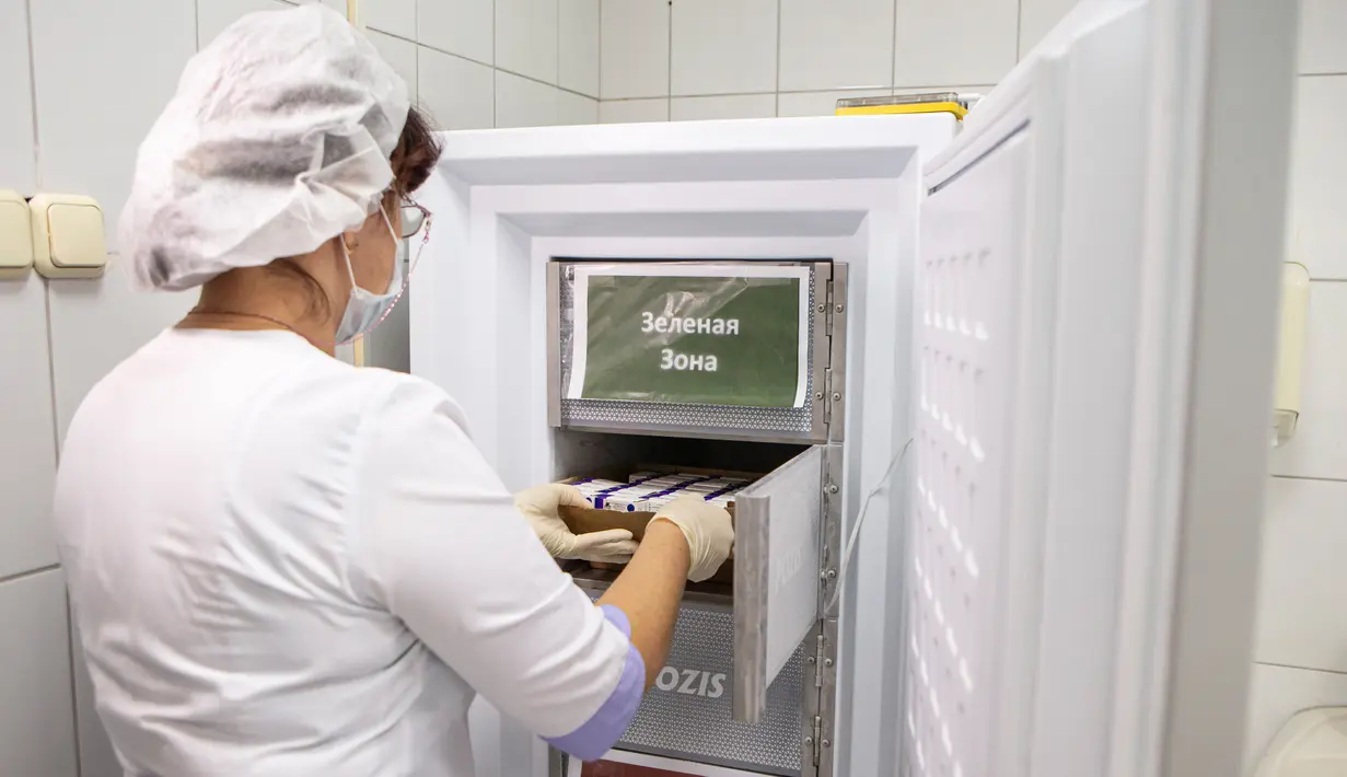 Seorang pekerja medis mengeluarkan vaksin COVID-19 bernama "Sputnik V" dari lemari es dalam uji klinis tahap tiga di Moskow, Rusia, pada 15 September 2020. (Xinhua/Alexander Zemlianichenko Jr)