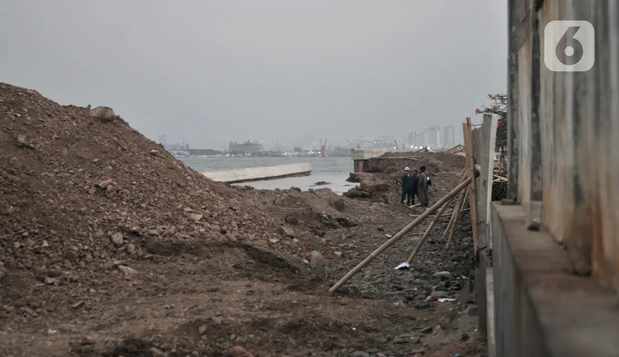 Kondisi tanggul laut National Capital Integrated Coastal Development (NCICD) dan permukaan tanah yang  jebol di Pelabuhan Muara Baru, Jakarta, Rabu (4/12/2019). Menurut saksi mata, tanggul laut tersebut jebol secara perlahan sejak Selasa (3/12/2019) sore. (merdeka.com/Iqbal S Nugroho)