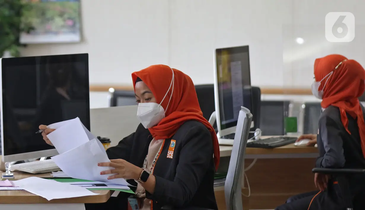 Aktivitas petugas di Mal Pelayanan Publik Provinsi DKI Jakarta, Senin (22/11/2021). Menurut Agung praktik pungli banyak dirasakan masyarakat saat melakukan pengurusan akta kelahiran, bidang pendidikan, perizinan dan serifikat, skep jabatan, dan mencari pekerjaan. (Liputan6.com/Herman Zakharia)
