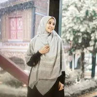 Sejak memutuskan berhijab dari 2015, penampilan Laudya Cynthia Bella kini makin menawan.